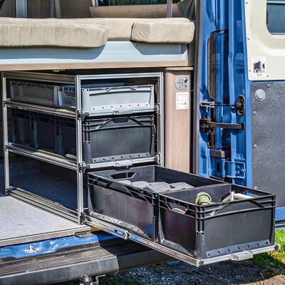 Eingebautes BEMOflex mit mit Euroboxen gefülltem Auszug